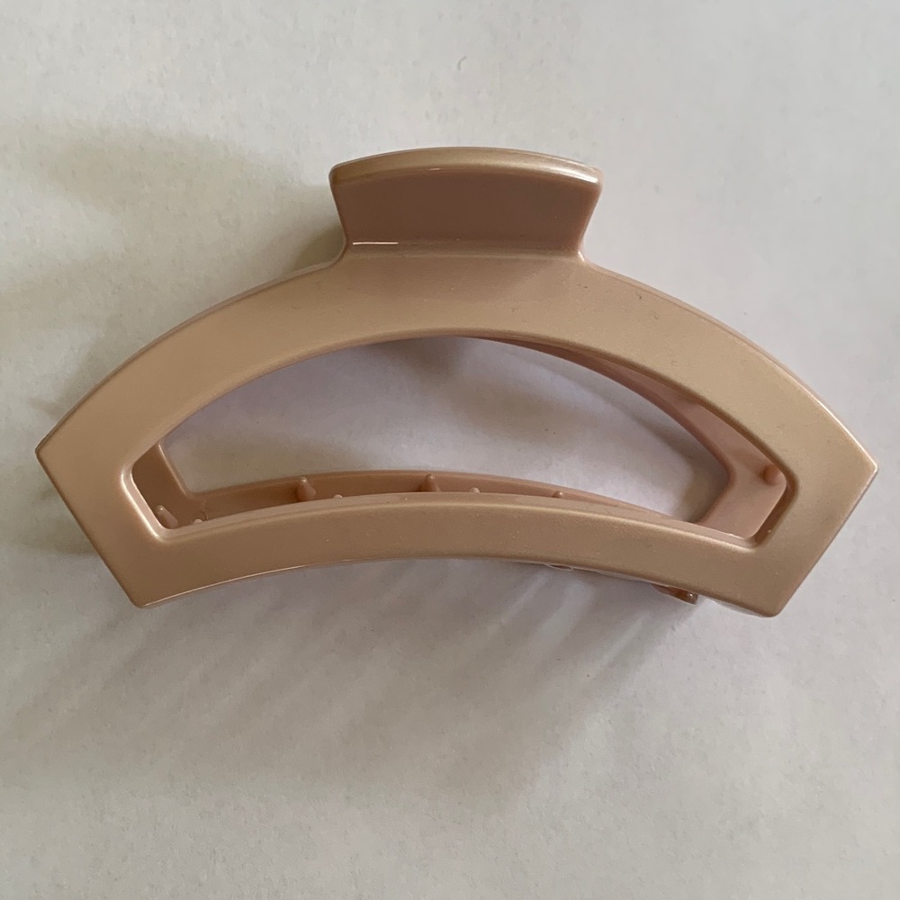 Chic Beige Hair Clip